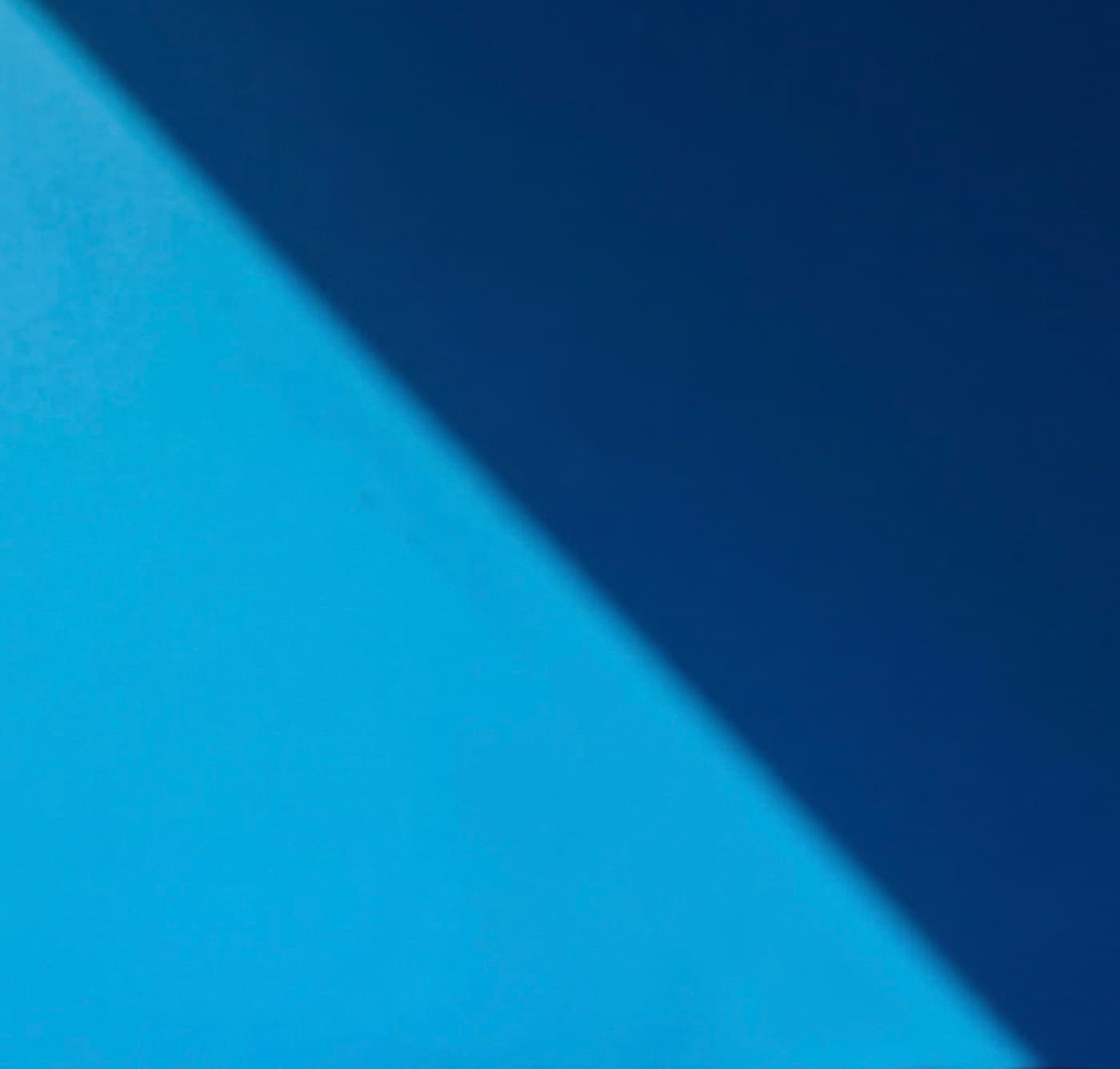 Una parete blu tagliata dalla luce